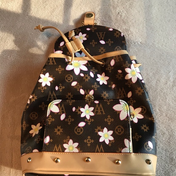 Bought in Mexico, never used it . Designer Style with outside/inside pockets - Picture 3 of 3